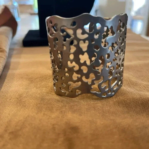 Matte silver cuff bracelet - Picture 6 of 9